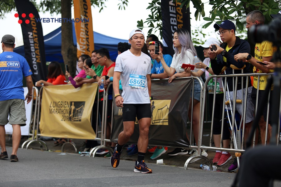 Đáng yêu khoảnh khắc “cựu vương” căng dây đích đón tân vô địch Longbien Marathon 2019